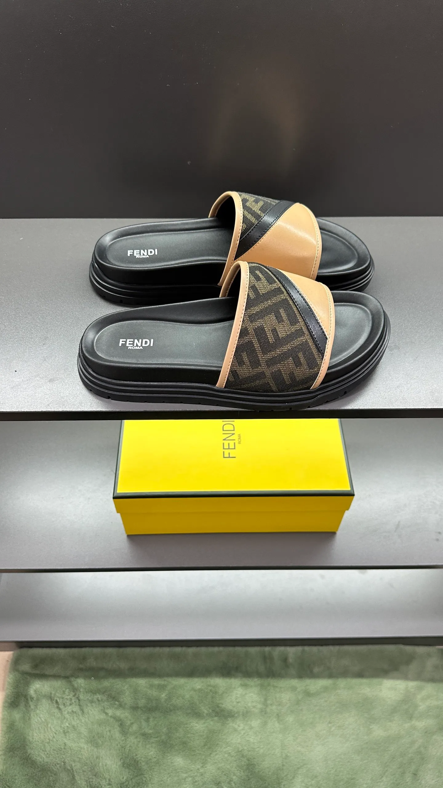 P300 [Fendi Slippers] High-end men's shoes brand, official website 1:1 latest masterpiece: original mold customization, fabrics made of imported original materials, upgraded outsole, lighter and non-slip. The market's top quality, simple yet tasteful, a must-have for fashionistas, fashionable at your feet, full of confidence, the same style at the counter 👍The season of summer slippers is here. Code: 38-45, 46 order